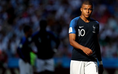 熊猫体育动态-凯西戴面具踢满全场真硬汉